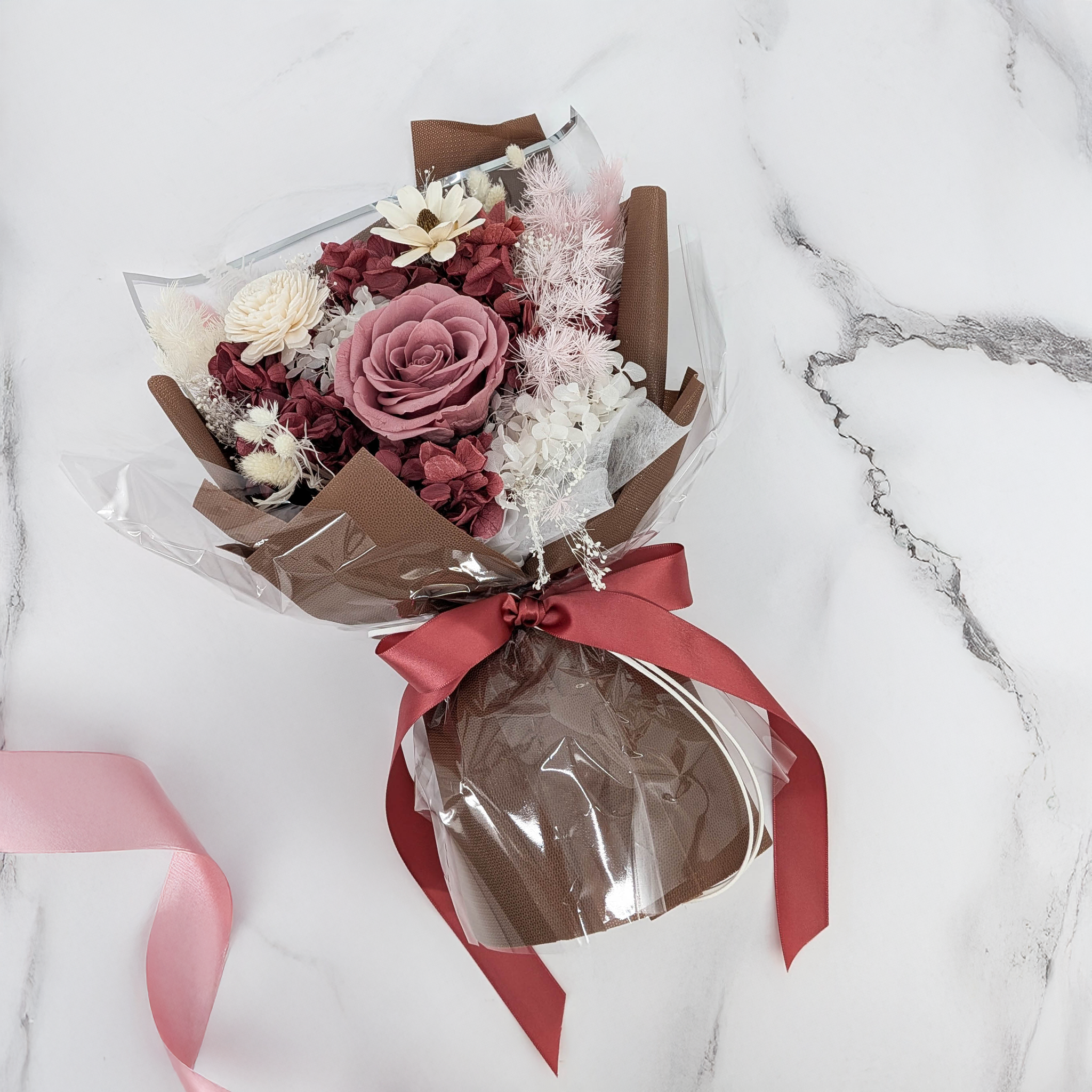 Premium-Blumenstrauß in der Box – EVERGIVE – A Lasting Gesture – Soft Blush