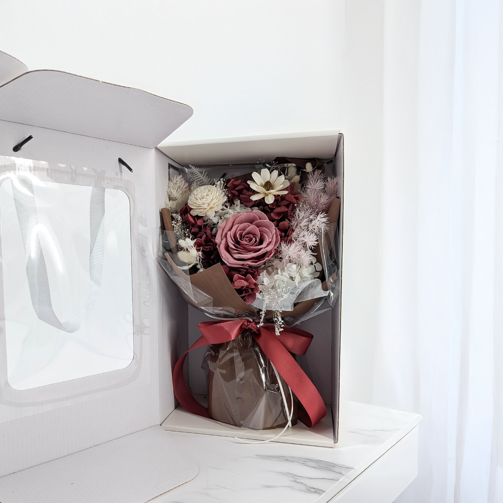 Premium-Blumenstrauß in der Box – EVERGIVE – A Lasting Gesture – Soft Blush