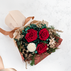 Premium-Blumenstrauß in der Box - EVERGIVE – A Lasting Gesture – Crimson Charm