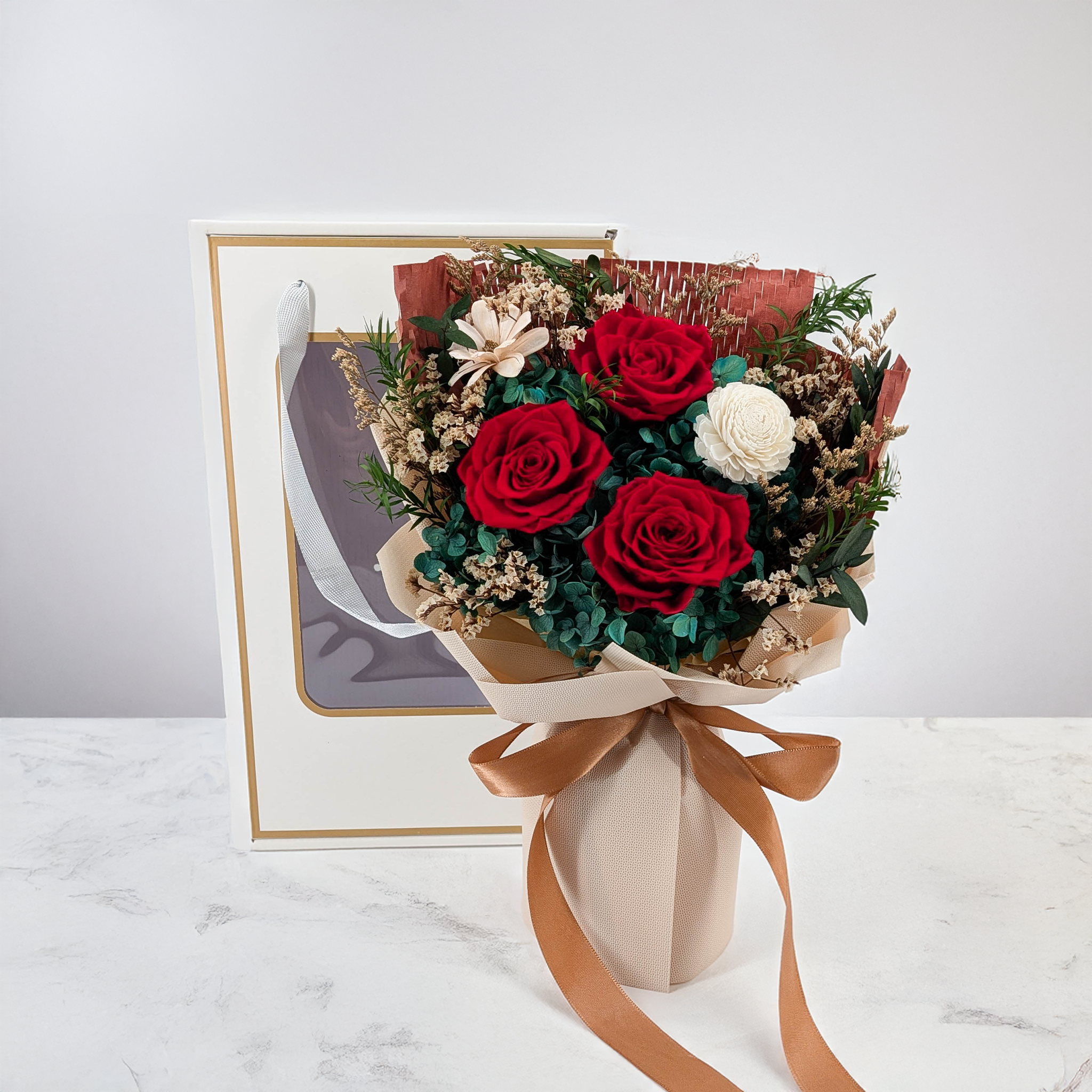 Premium-Blumenstrauß in der Box - EVERGIVE – A Lasting Gesture – Crimson Charm