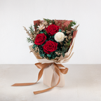 Premium-Blumenstrauß in der Box - EVERGIVE – A Lasting Gesture – Crimson Charm