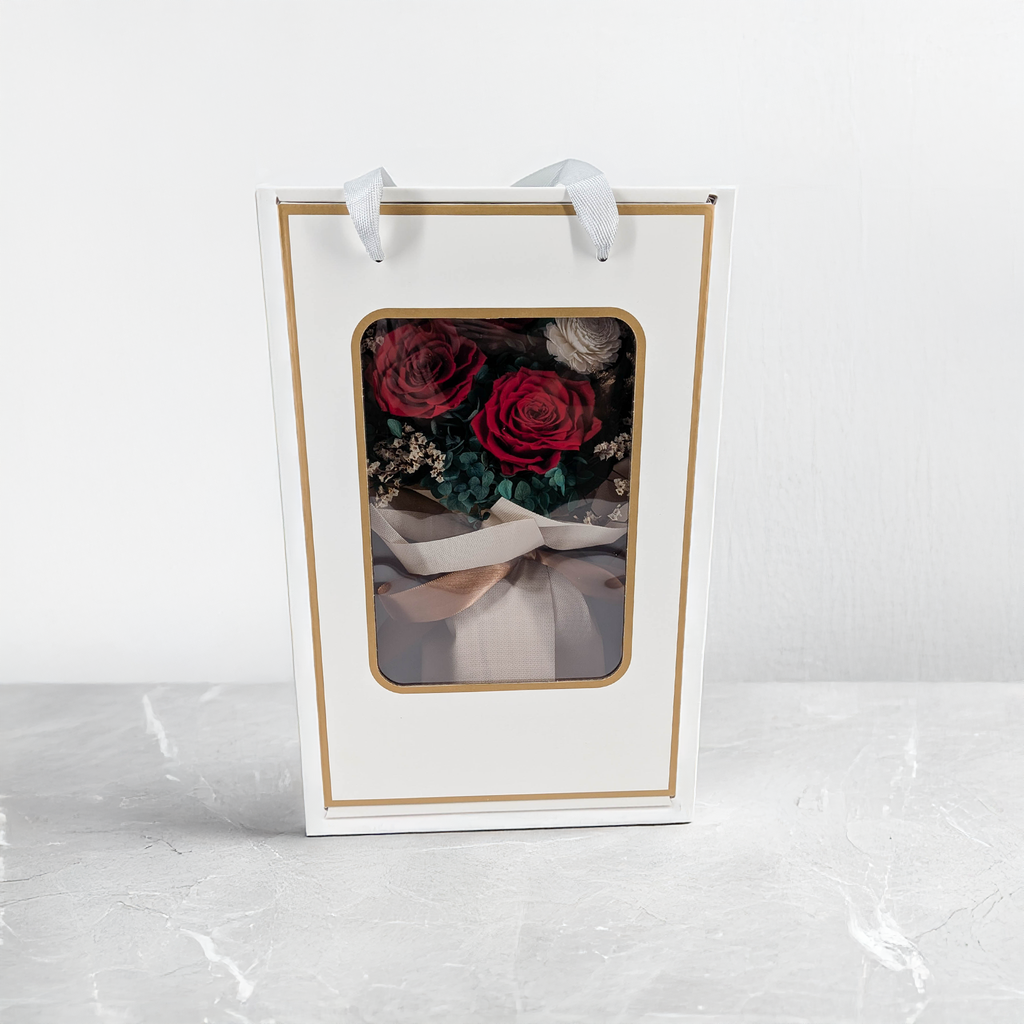 Premium-Blumenstrauß in der Box - EVERGIVE – A Lasting Gesture – Crimson Charm