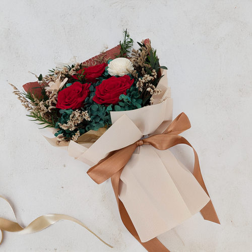 Premium-Blumenstrauß in der Box - EVERGIVE – A Lasting Gesture – Crimson Charm