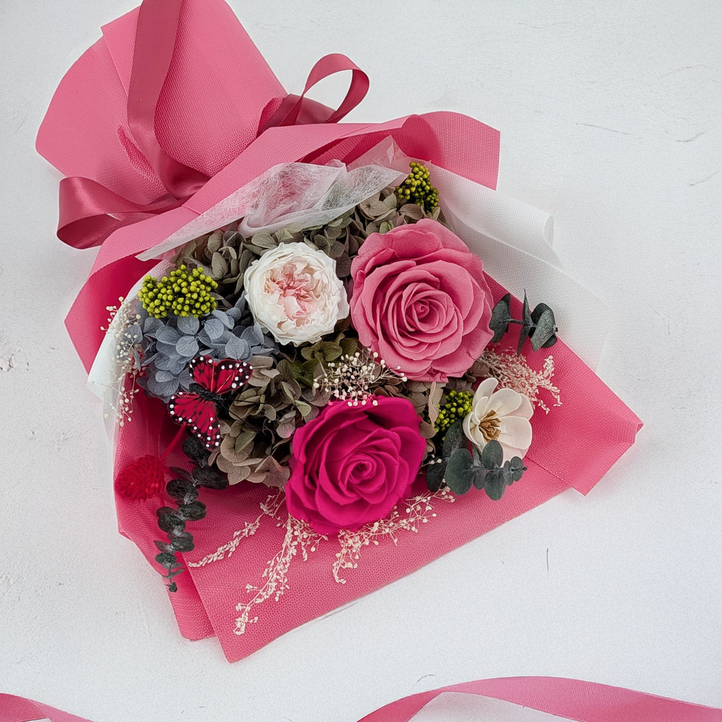 Premium-Blumenstrauß in der Box - EVERGIVE – A Lasting Gesture – Fuchsia Charm