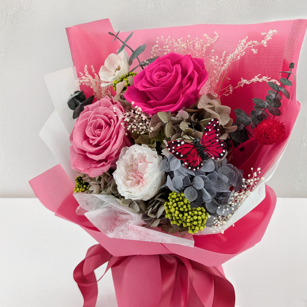Premium-Blumenstrauß in der Box - EVERGIVE – A Lasting Gesture – Fuchsia Charm