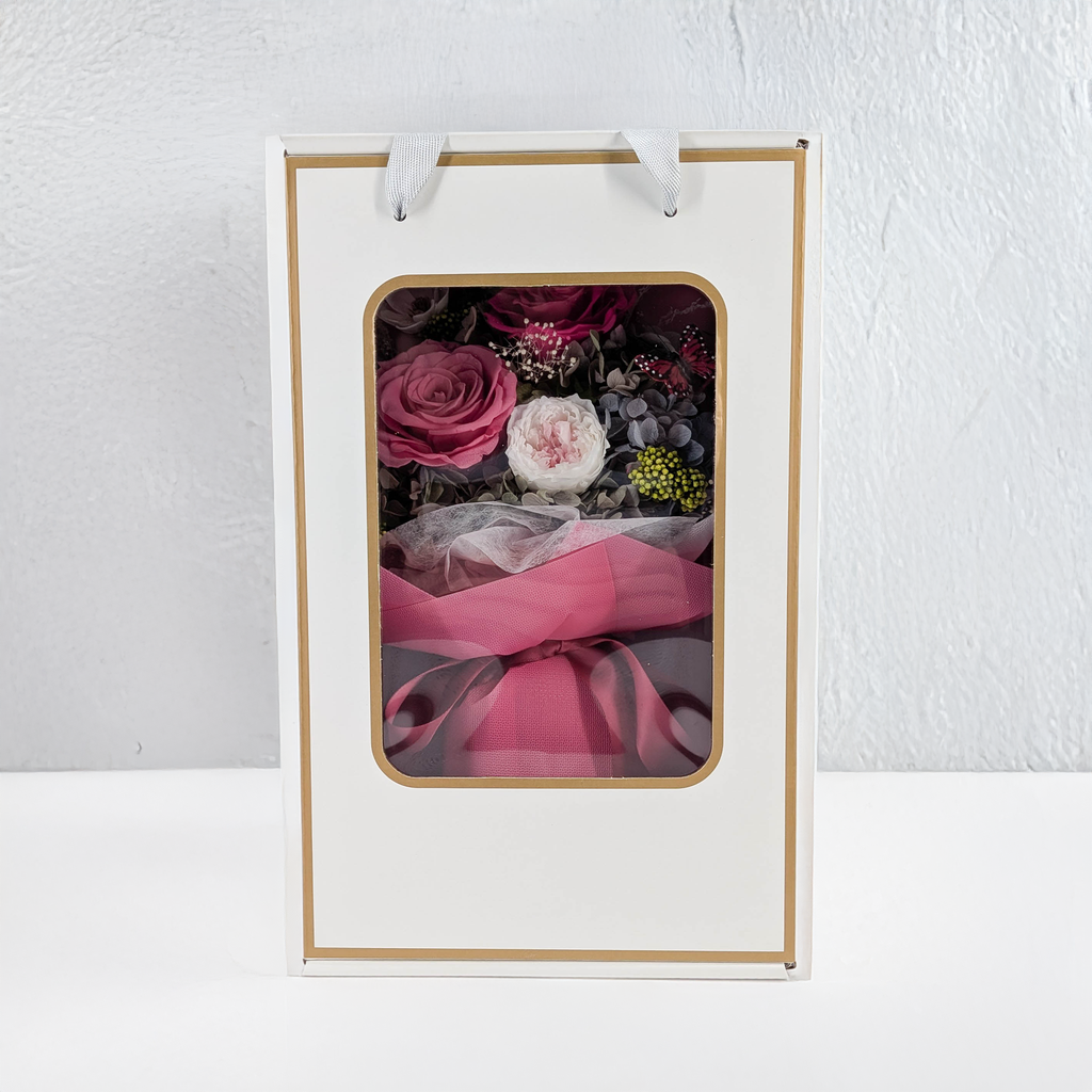 Premium-Blumenstrauß in der Box - EVERGIVE – A Lasting Gesture – Fuchsia Charm