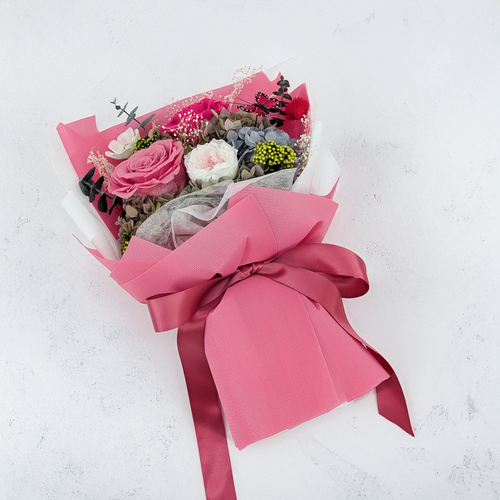 Premium-Blumenstrauß in der Box - EVERGIVE – A Lasting Gesture – Fuchsia Charm