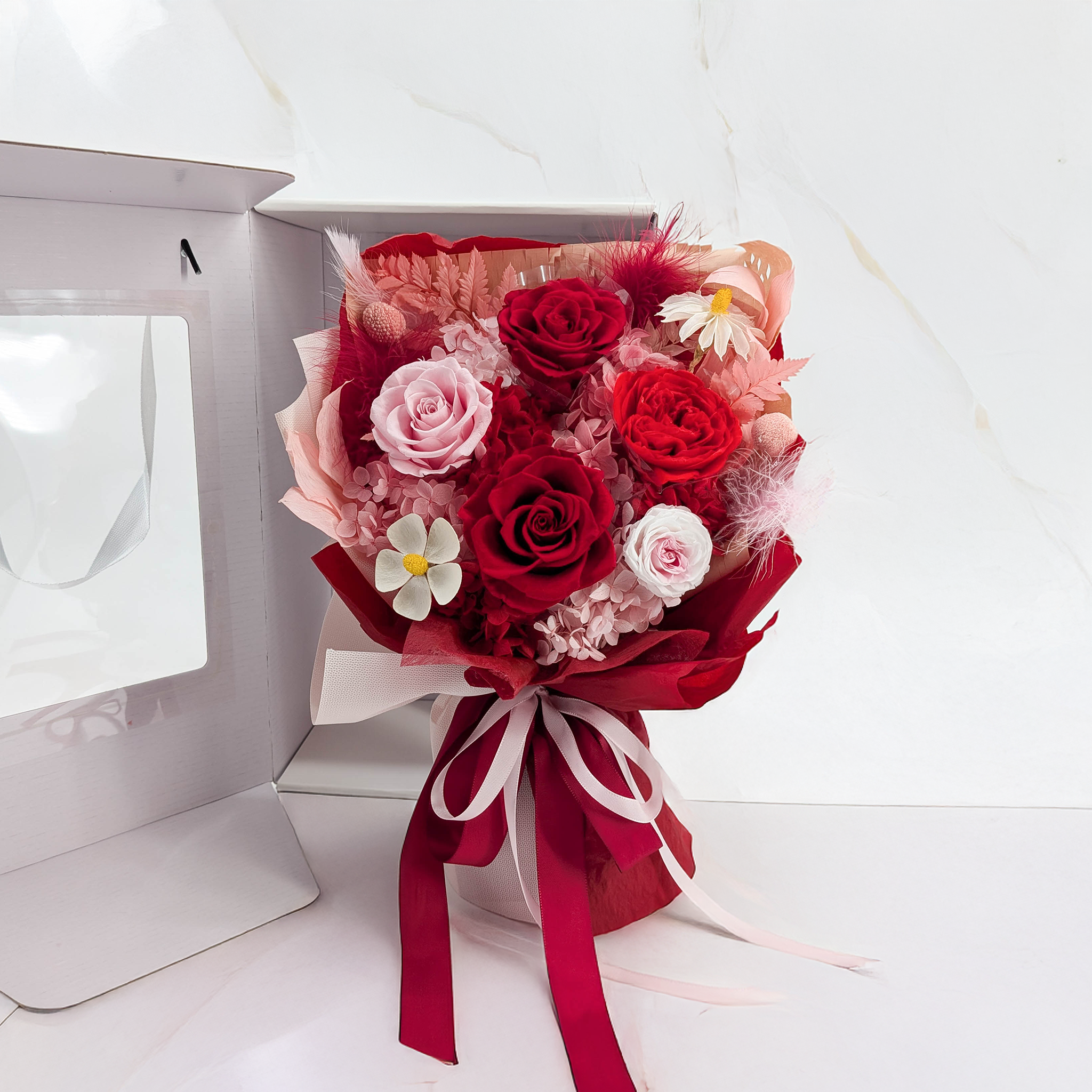 Premium-Blumenstrauß in der Box - EVERGIVE – A Lasting Gesture – Red Desire