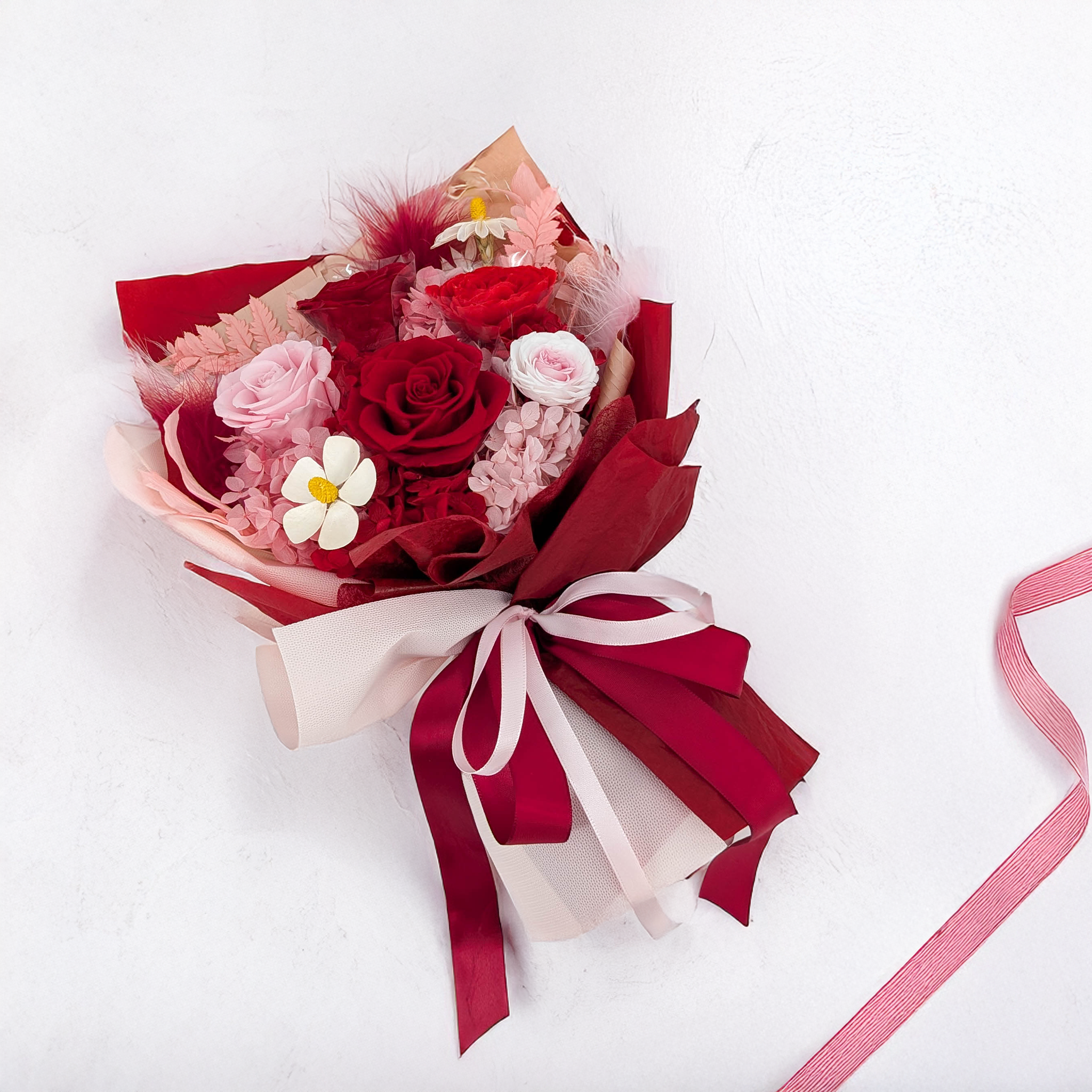 Premium-Blumenstrauß in der Box - EVERGIVE – A Lasting Gesture – Red Desire