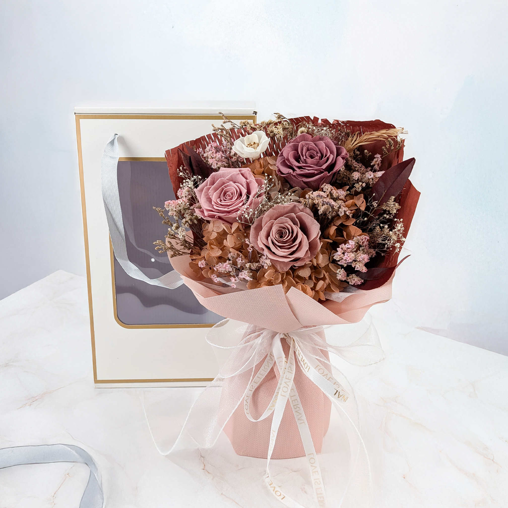 Premium-Blumenstrauß in der Box - EVERGIVE – A Lasting Gesture – Powder Charm
