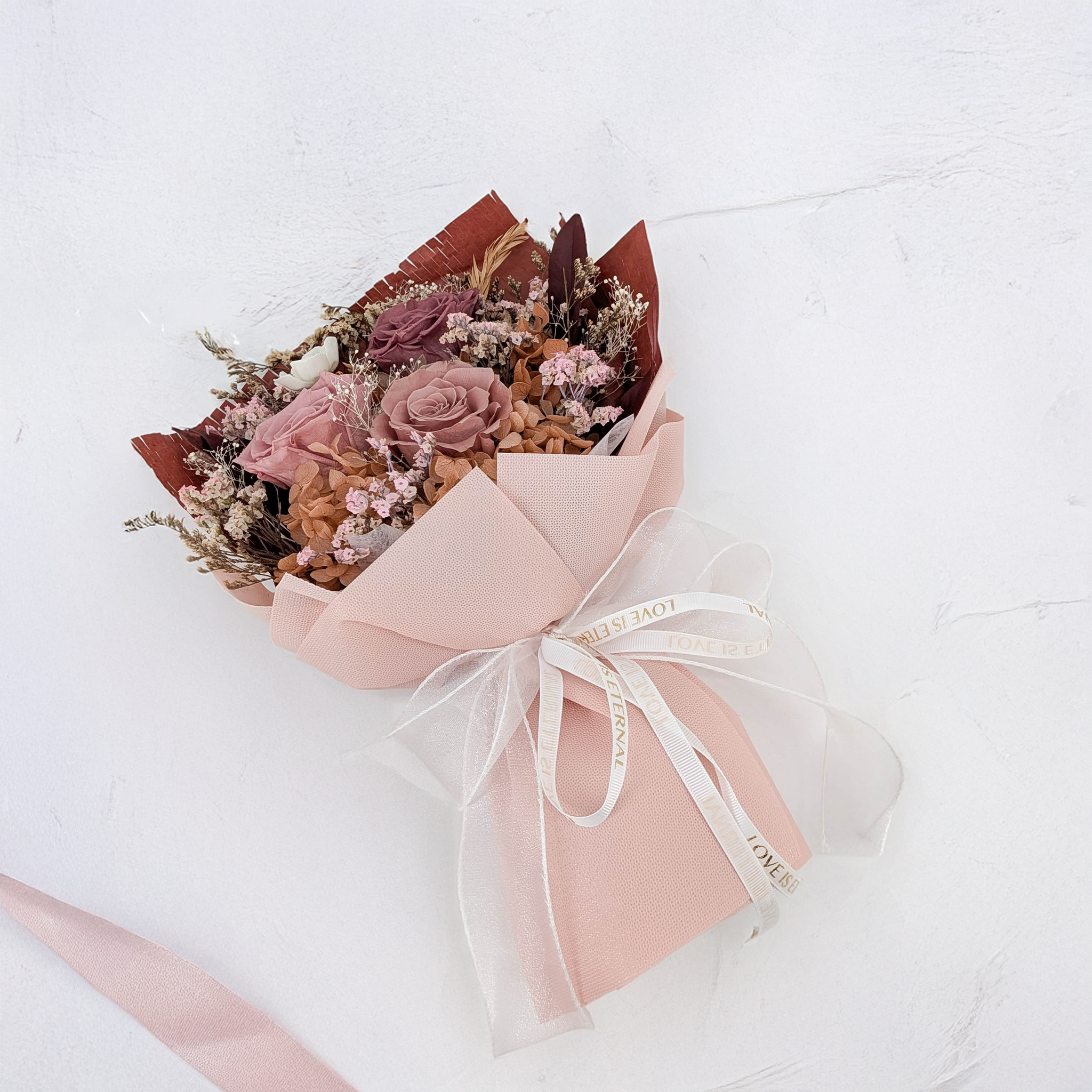 Premium-Blumenstrauß in der Box - EVERGIVE – A Lasting Gesture – Powder Charm