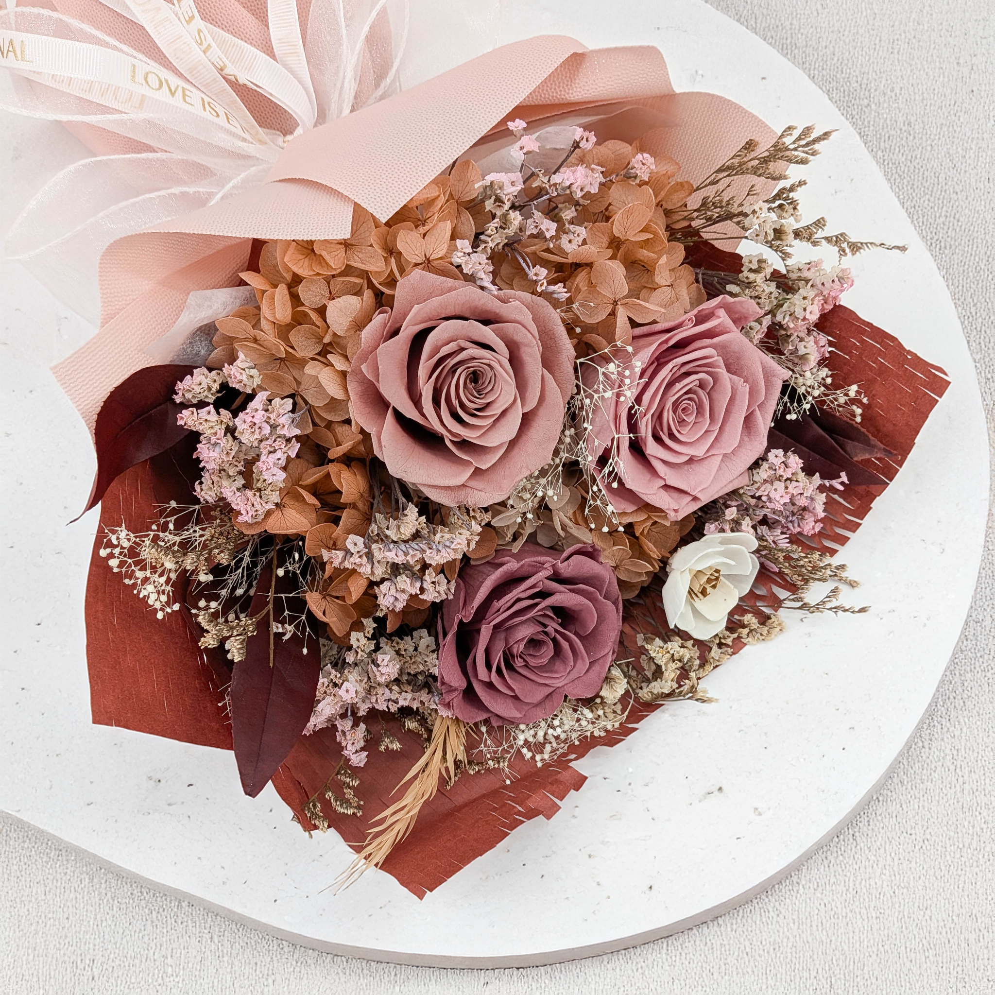 Premium-Blumenstrauß in der Box - EVERGIVE – A Lasting Gesture – Powder Charm
