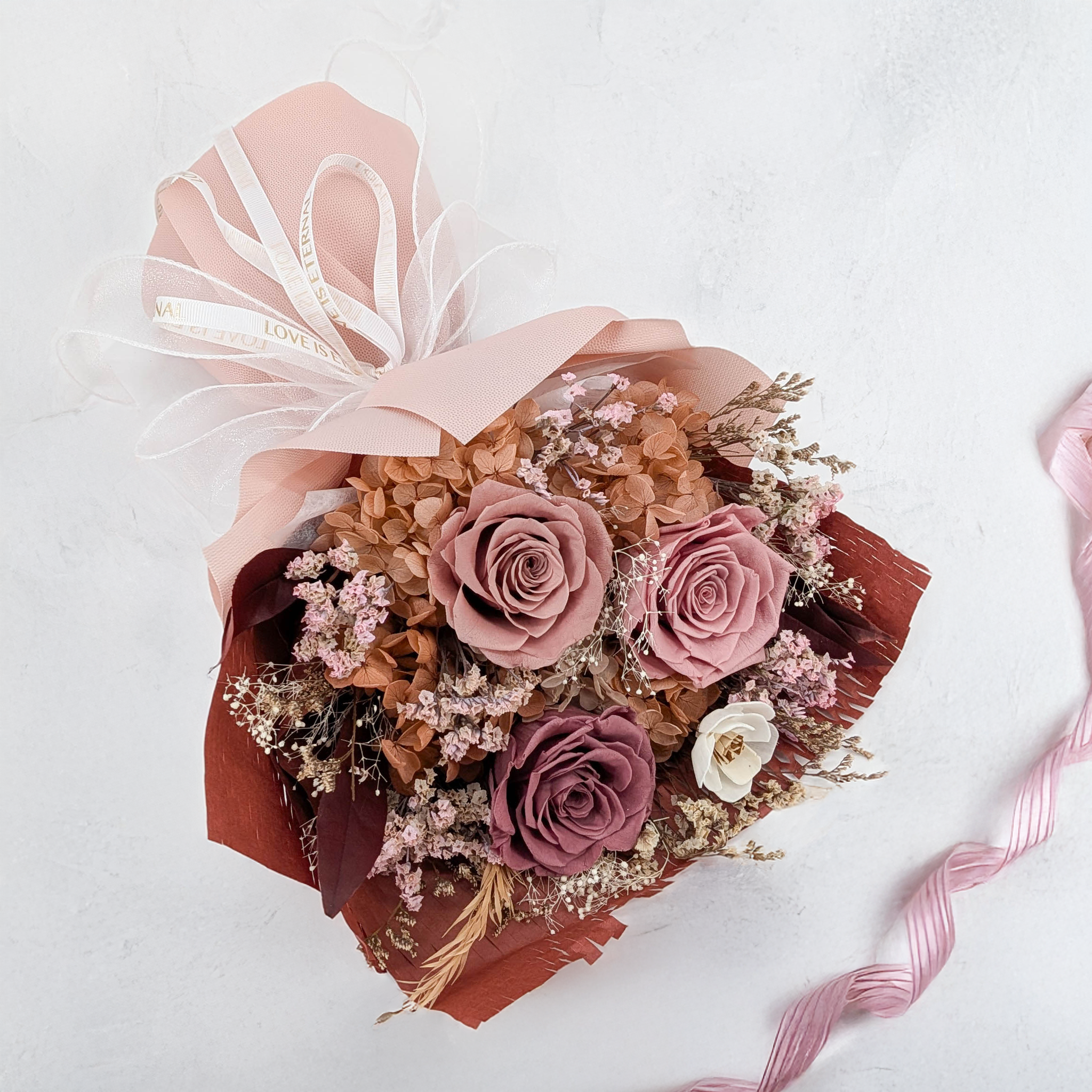 Premium-Blumenstrauß in der Box - EVERGIVE – A Lasting Gesture – Powder Charm