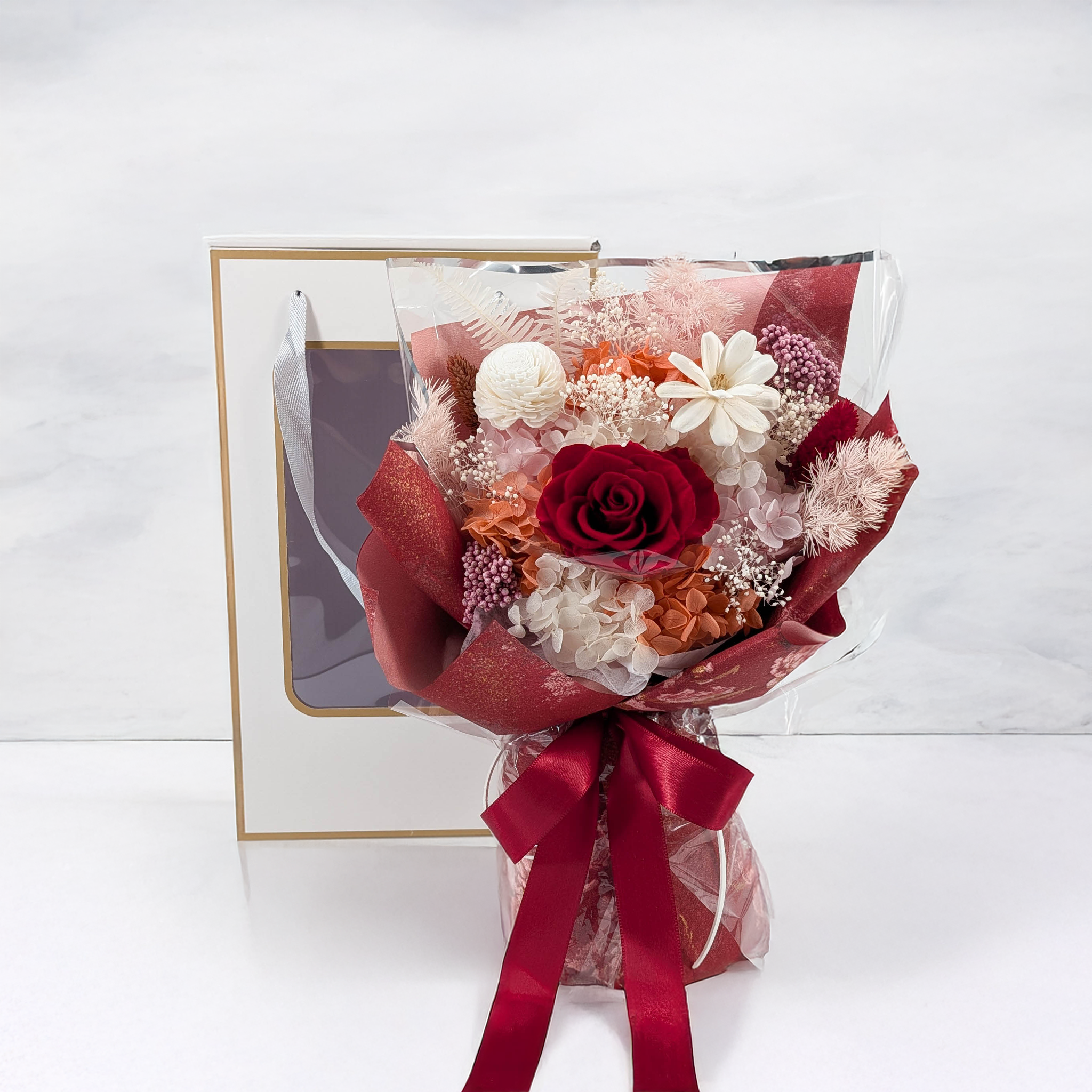 Premium-Blumenstrauß in der Box – EVERGIVE – A Lasting Gesture – Red Blush