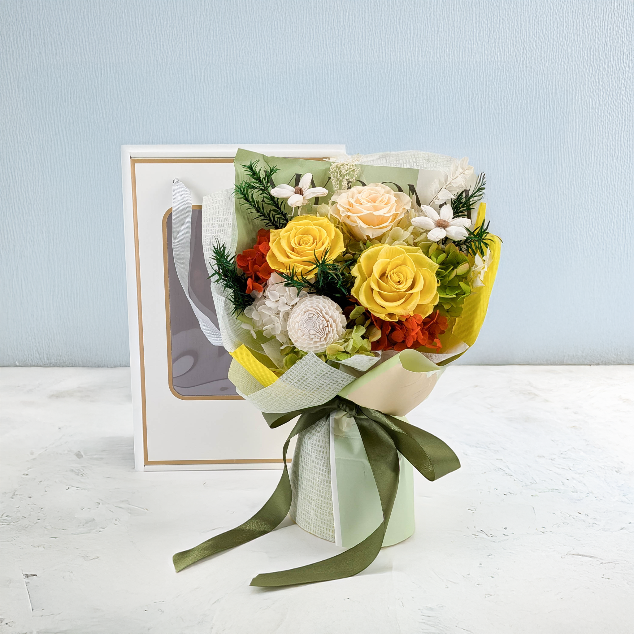 Premium-Blumenstrauß in der Box - EVERGIVE – A Lasting Gesture – Sunny Charm