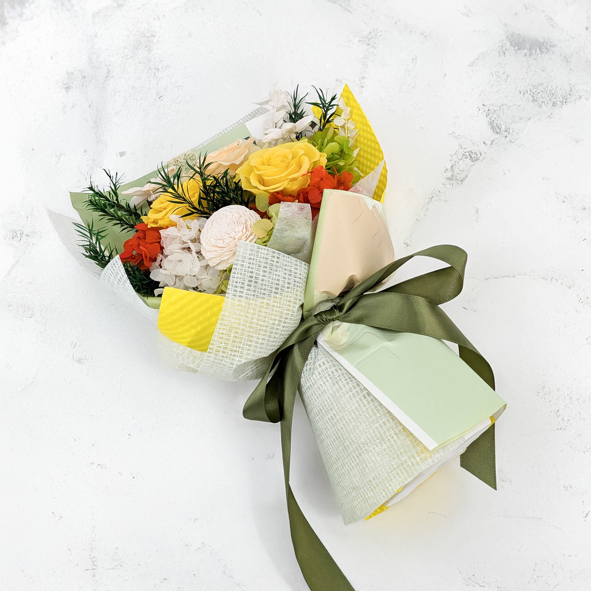 Premium-Blumenstrauß in der Box - EVERGIVE – A Lasting Gesture – Sunny Charm