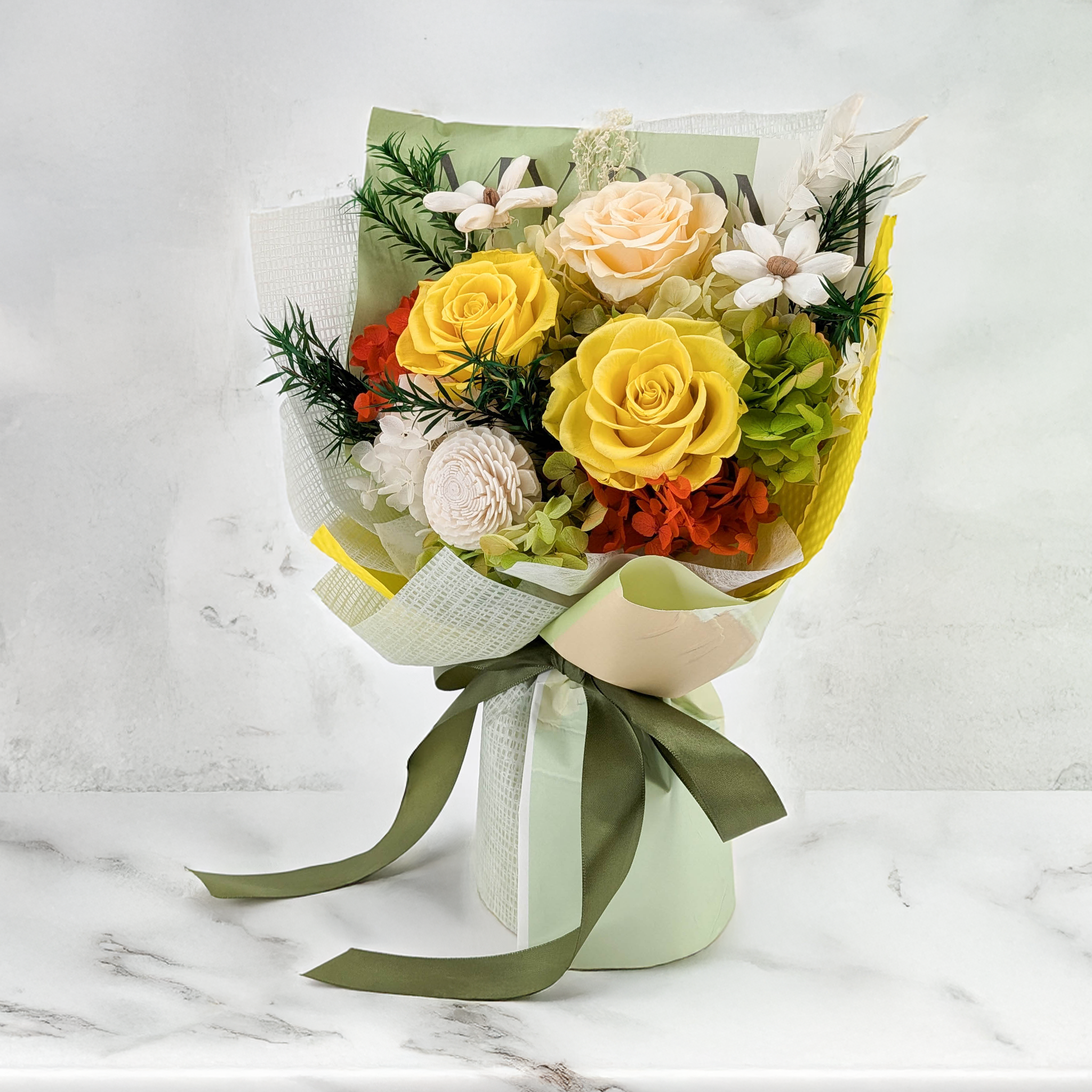 Premium-Blumenstrauß in der Box - EVERGIVE – A Lasting Gesture – Sunny Charm