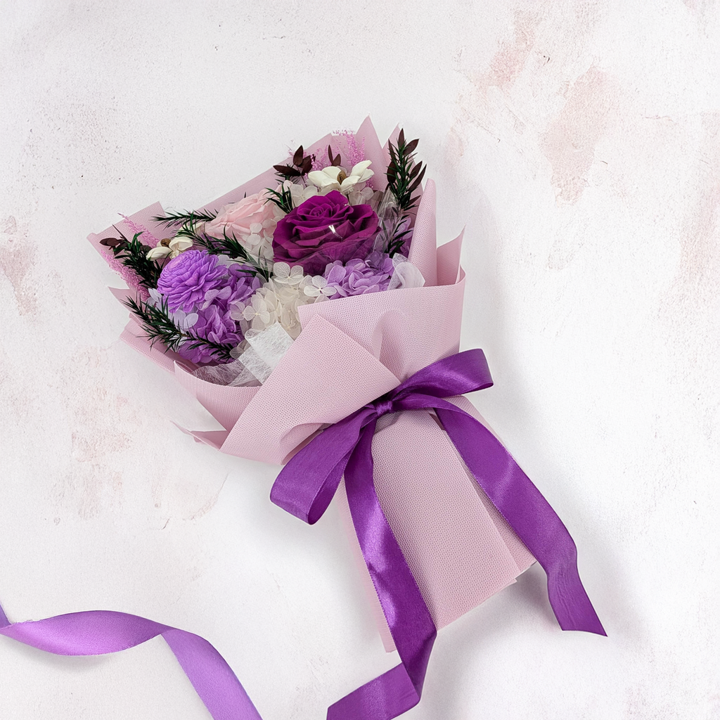 Premium-Blumenstrauß in der Box - EVERGIVE – A Lasting Gesture – Violet Grace